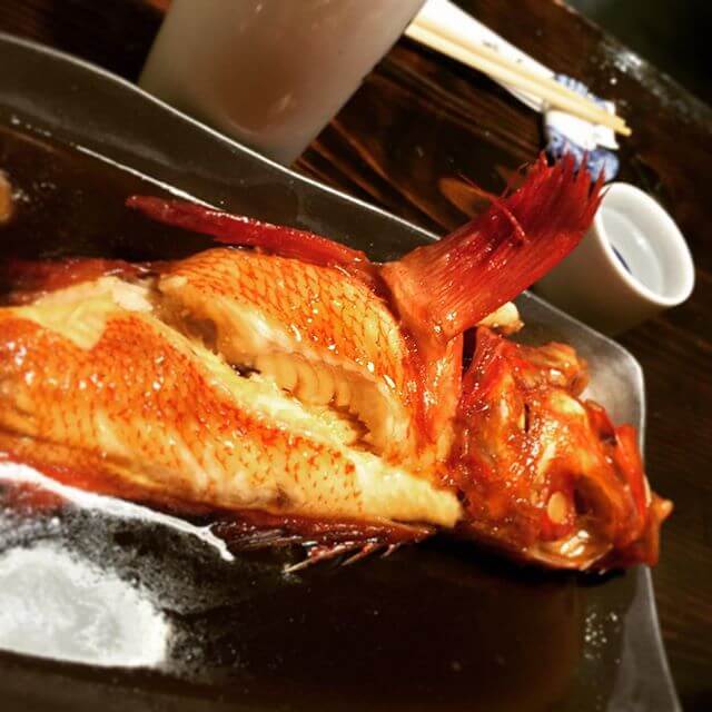 だから、ニクブソク!!!笑キンキの煮付。死ぬほど美味しかったです。m(_ _)m#新橋の魚はウマイ#居酒屋 #魚 #煮魚 #キンキ