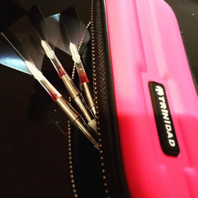 だーちゅケース ゲトフライトとシャフトも変えたのだがケース共にPink,Black,Pink,Black...じゃw笑調子いいとCricketで3.0越えとかするようになってきた！まぐれだけど！！#ダーツ #ピンク #ブラック