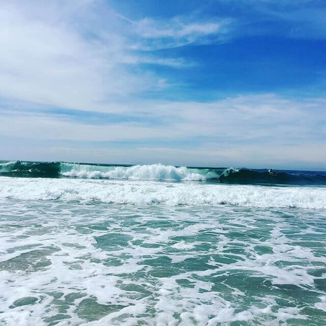 海！うみ！ウミ！！！本州にこんなに綺麗な海があるなんて(≧Д≦)波がスゴくて、サーファーさん達が果敢に波に挑んでいました。ワテクシは波打ち際で水遊びw#海 #大好き過ぎる #碧