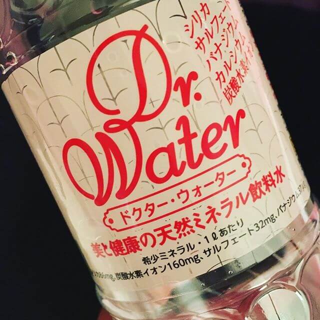 プラスαを謳っているお水を見ると(とりあえず)それを買ってしまうなんか色々入り過ぎ？な1品。笑味はお水だよ。#お茶物よりミネラルウォーター#ナチュラルローソン好き #お水