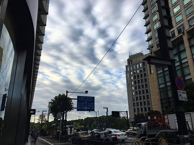 今日は東宝ダンスホール演奏です。空がナカナカ刺激的🙄️#日比谷 #東宝ダンスホール#タンゴ #空