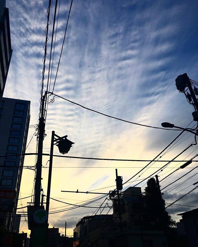 空シリーズ？ 今日は白金。生徒ちゃんレッスンの前に見上げた空にハッとした️#空 #sky #レッスン #バンドネオン #白金