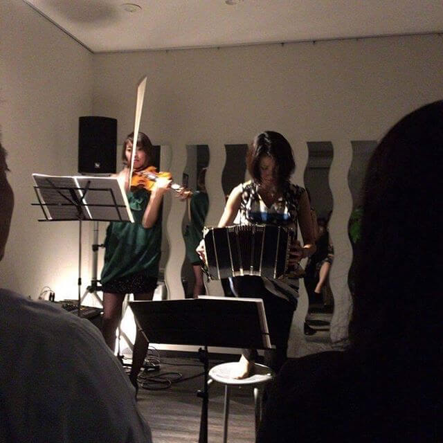 Tango Trio Night 昨晩の一コマ。"闇と光"みたいなカンジね🤔暖かくユニークなお客様に囲まれ無事終了！#バンドネオン #タンゴ #bandoneón #tango #プライベートコンサート