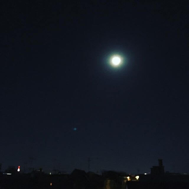 月が綺麗🌝&街がとても静かでなんとも言えない時間。冬:オリオン座が見事ですよね#空 #月 #夜空 #星