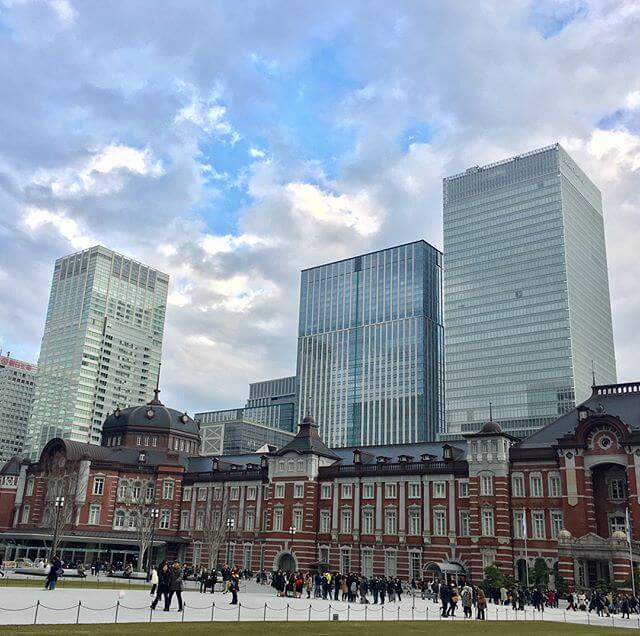 東京駅・丸の内側 が知らぬ間にますます綺麗に&整備されていました!!!駅前は観光スポット化&凄い人ビル群も、ちょっと見ぬ間に新しく重厚なビルが乱立していてひたすら ビックリでした!!!#Tokyo #東京 #丸の内 #景色