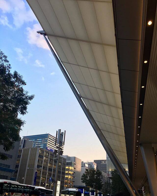 お疲れ様です！！ 天気が回復してきて良かった東京駅、いつ来ても凄すごい人#東京 #空 #駅