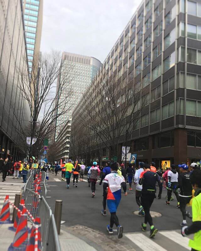 東京マラソン‍♀‍♂️️頑張れー！！だけど道路が渡れず困った地下道を上がったり潜ったり 泣きそう!!#東京マラソン #日比谷 #Tokyo